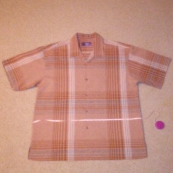 Short Sleeve Button Down Shirt: Light. 5 Button. Side Slit. Great Condition - Picture 8 of 8